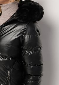 Born2be - Czarna Pikowana Kurtka z Kapturem i Futerkiem Sahria. Okazja: na co dzień. Typ kołnierza: kaptur. Kolor: czarny. Materiał: futro. Sezon: zima. Styl: casual, elegancki, klasyczny #4