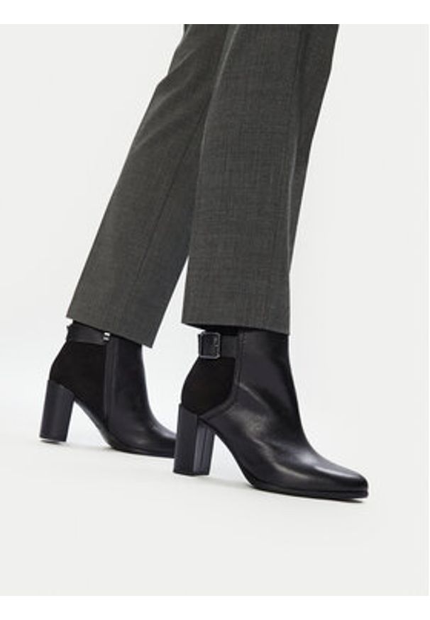 Clarks Botki Freva 85 Buckle 26174749 Czarny. Kolor: czarny. Materiał: skóra