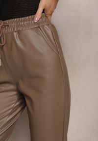 Renee - Ciemnobeżowe Spodnie z Imitacji Skóry Ocieplone z Gumką w Pasie Bramia. Kolor: beżowy. Materiał: skóra #4