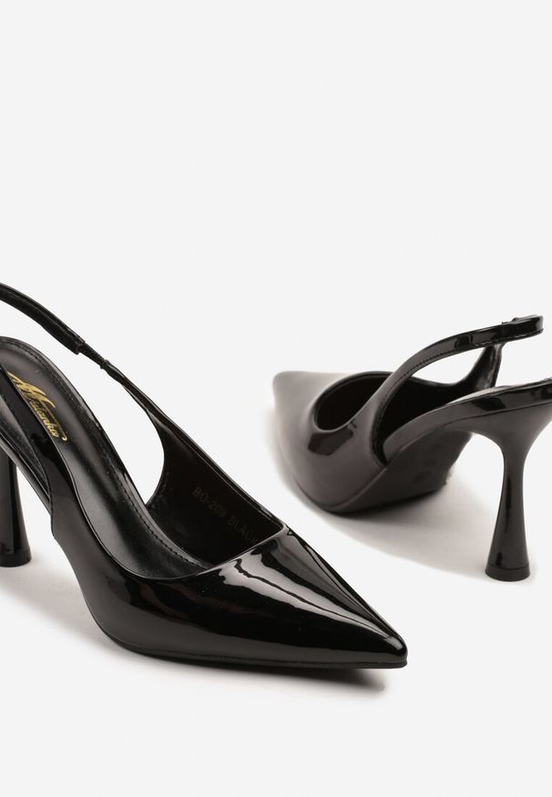 Renee - Czarne Lakierowane Sandały Szpilki Typu Slingback Ulios. Okazja: na co dzień. Kolor: czarny. Materiał: lakier. Obcas: na szpilce. Styl: klasyczny, casual, elegancki. Wysokość obcasa: średni