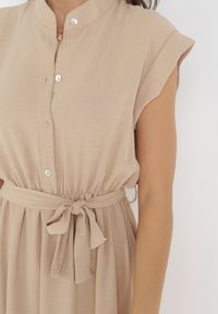 Born2be - Beżowa Midi Sukienka Zapinana na Guziki z Wiązanym Paskiem Alyssama. Kolor: beżowy. Materiał: materiał. Długość: midi
