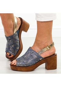 Niebieskie jeans sandały damskie na obcasie M.Daszyński 23126-7. Okazja: na co dzień. Zapięcie: sprzączka. Kolor: niebieski. Materiał: skóra. Sezon: wiosna, lato. Obcas: na obcasie. Styl: klasyczny, casual, elegancki. Wysokość obcasa: średni