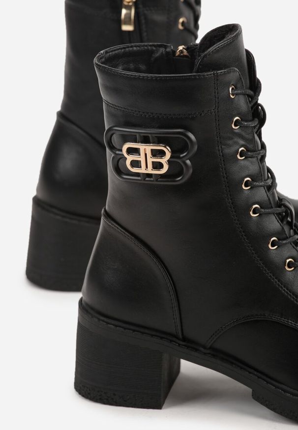 Born2be - Czarne Botki Trzewiki Vices na Słupku Zdobione Metaliczną Aplikacją Nivitte. Okazja: na co dzień, na spotkanie biznesowe, do pracy. Kolor: czarny. Materiał: dzianina. Wzór: aplikacja. Obcas: na słupku. Styl: biznesowy, casual, elegancki