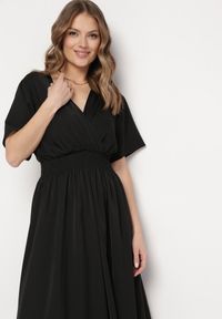 Born2be - Czarna Sukienka Długa o Rozkloszowanym Fasonie z Kopertowym Dekoltem Saliusa. Okazja: na co dzień. Kolor: czarny. Typ sukienki: kopertowe. Styl: elegancki, casual. Długość: maxi