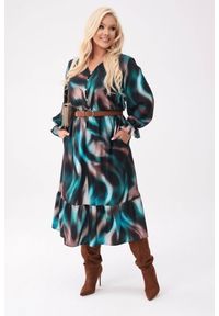 Moda Size Plus Iwanek - Elegancka sukienka Selena z falbaną o długości MIDI PLUS SIZE XXL OVERSIZE. Okazja: na co dzień. Typ kołnierza: kołnierz z falbankami. Kolekcja: plus size. Materiał: bawełna, tkanina, poliester, elastan. Typ sukienki: dla puszystych, oversize. Styl: elegancki. Długość: midi