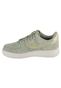 Nike - Buty sportowe Sneakersy damskie, W Air Force 1 07 SE. Kolor: zielony. Model: Nike Air Force. Sport: turystyka piesza