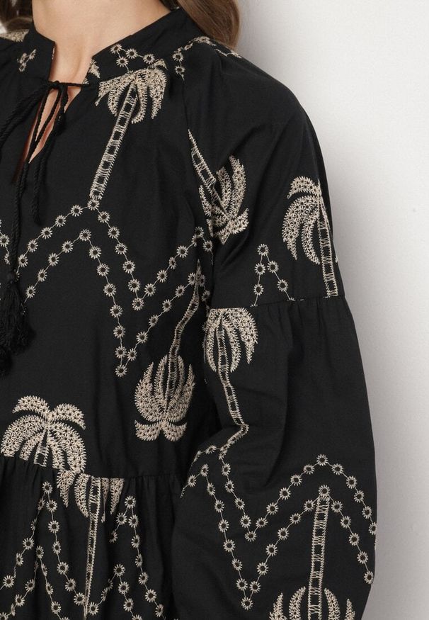 Born2be - Czarna Sukienka z Bawełny Ozdobiona Haftem w Palmy Zeliova. Okazja: na co dzień. Kolor: czarny. Materiał: bawełna. Wzór: haft, aplikacja. Typ sukienki: proste. Styl: casual, elegancki