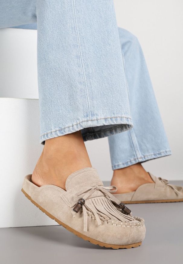 Renee - Ciemnobeżowe Klapki Ozdobione Kokardą i Frędzlami Felindrise. Okazja: na spacer. Kolor: beżowy. Wzór: aplikacja. Sezon: lato. Styl: boho, elegancki