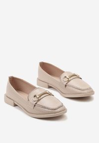 Renee - Beżowe Półbuty w Stylu Loafersów z Perforacją Drobnymi Cyrkoniami i Klamrą Keryth. Okazja: na co dzień. Nosek buta: okrągły. Zapięcie: klamry. Kolor: beżowy. Materiał: materiał, bawełna, jedwab, len. Wzór: aplikacja. Obcas: na płaskiej podeszwie. Styl: casual, elegancki #2