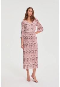MOODO - Plisowana sukienka różowa. Kolor: różowy. Materiał: poliester #1