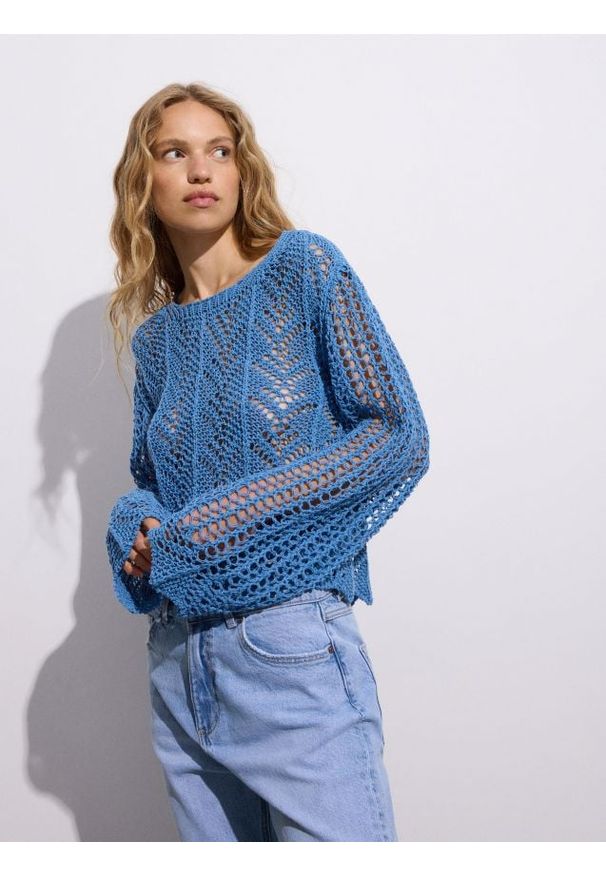 Reserved - Ażurowy sweter - jasnoniebieski. Kolor: niebieski. Materiał: bawełna, dzianina. Wzór: ażurowy