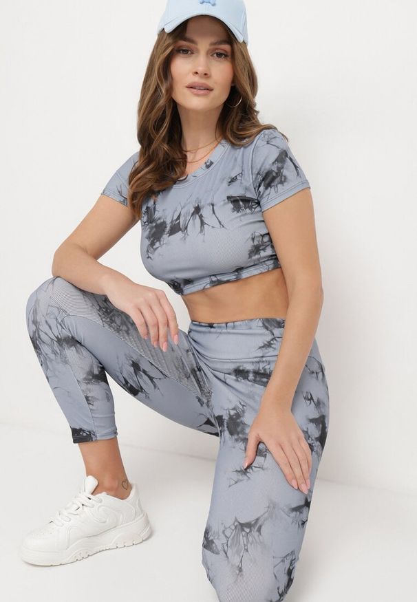 Born2be - Szary Komplet Sportowy z Wzorem Tie-Dye Top z Krótkimi Rękawami i Leggisy Larvena. Kolor: szary