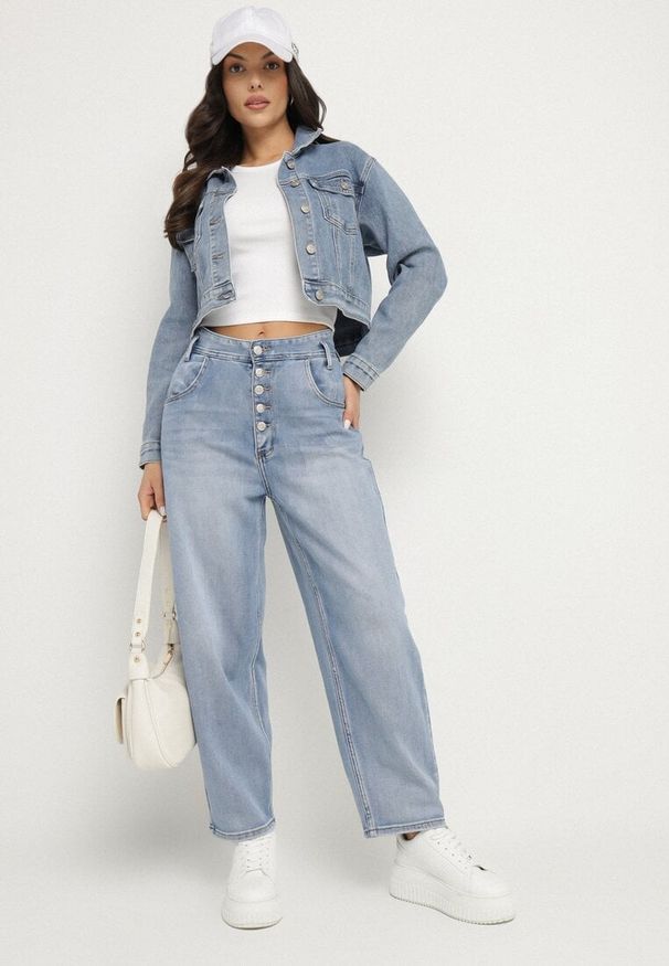 Born2be - Niebieskie Jeansy o Kroju Mom Fit z Wysokim Stanem i Guzikami Viloiti. Okazja: na co dzień. Stan: podwyższony. Kolor: niebieski. Styl: klasyczny, elegancki, casual