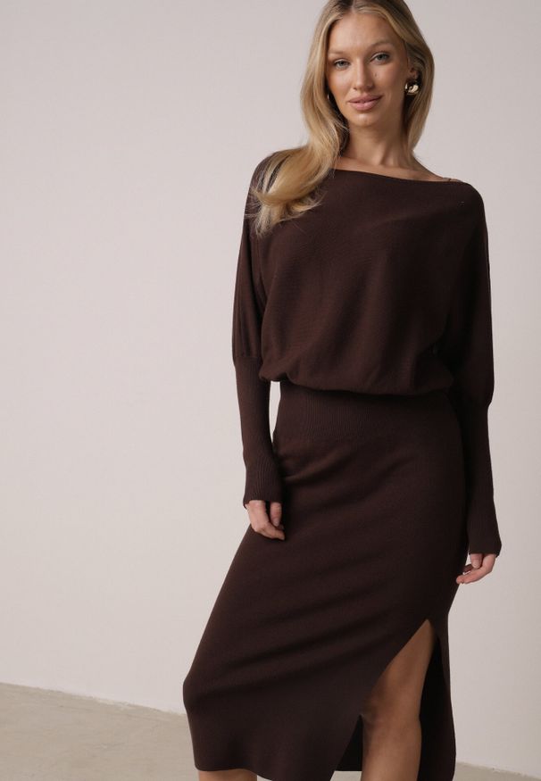 Born2be - Brązowa Dzianinowa Sukienka z Wiskozą o Nietoperzowym Kroju z Dekoltem w Łódkę Tisan. Okazja: na co dzień, na spotkanie biznesowe. Typ kołnierza: dekolt w łódkę. Kolor: brązowy. Materiał: dzianina, wiskoza. Styl: casual, biznesowy