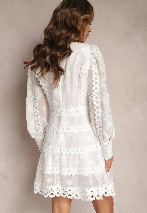 Renee - Biała Haftowana Sukienka Mini z Guzikami i Ażurowymi Wstawkami Albastra. Kolor: biały. Materiał: materiał. Wzór: ażurowy, haft. Styl: boho. Długość: mini