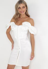 Born2be - Biała Satynowa Sukienka Dopasowana z Bufiastym Rękawem Suse. Kolor: biały. Materiał: satyna #1