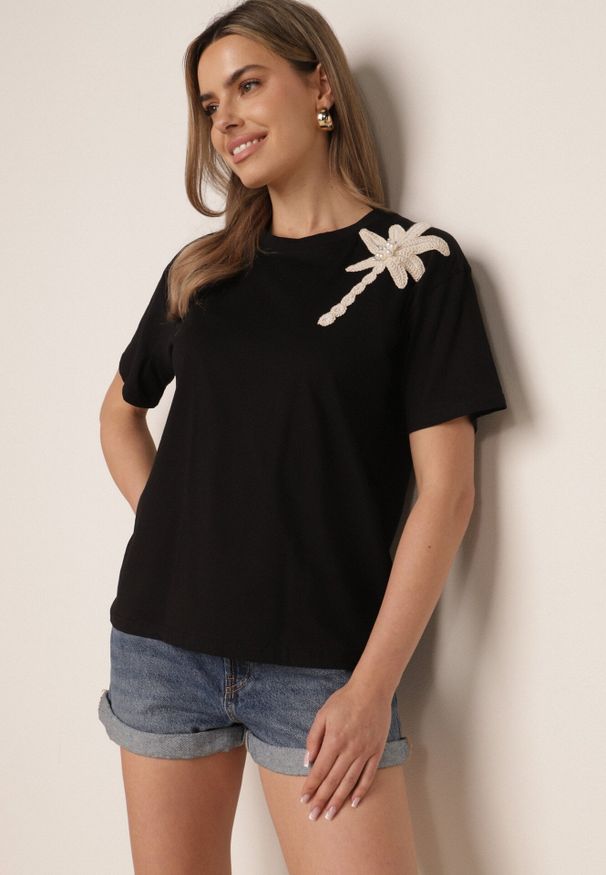 Born2be - Czarny Bawełniany T-shirt z Ozdobną Aplikacją z Perełek i Cyrkonii Haidea. Okazja: na co dzień. Kolor: czarny. Materiał: bawełna. Wzór: aplikacja. Styl: elegancki, casual