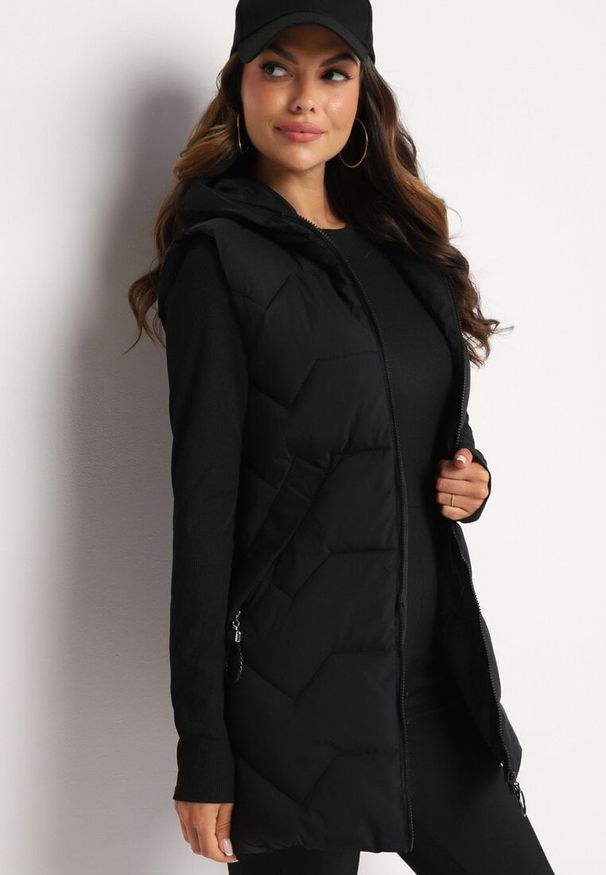 Born2be - Czarna Długa Pikowana Kamizelka na Suwak z Kapturem Teriviana. Okazja: na co dzień, na spacer. Typ kołnierza: kaptur. Kolor: czarny. Materiał: dzianina. Długość: długie. Styl: elegancki, klasyczny, casual, sportowy