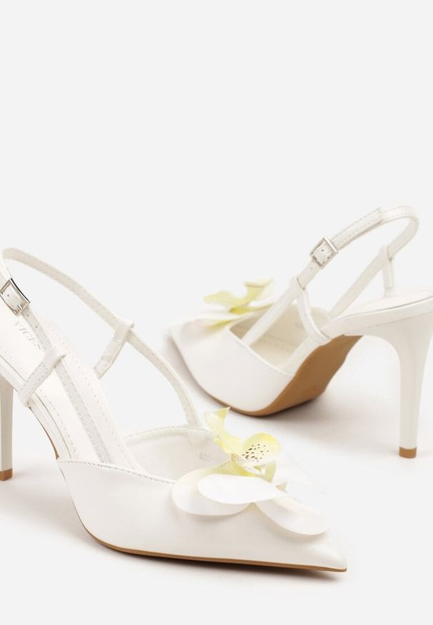 Renee - Białe Sandały na Szpilce Vices Slingback z Kwiatem 3D Koviano. Okazja: na imprezę. Zapięcie: sprzączka. Kolor: biały. Wzór: kwiaty. Obcas: na szpilce. Styl: klasyczny, elegancki