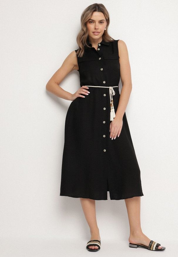 Born2be - Czarna Koszulowa Sukienka z Wiskozy o Rozkoszowanym Kroju Wiązaniem z Frędzlami Zenbia. Okazja: na co dzień. Typ kołnierza: kołnierzyk klasyczny. Kolor: czarny. Materiał: wiskoza. Typ sukienki: koszulowe. Styl: elegancki, casual, klasyczny