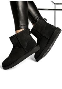 Ugg - Buty zimowe damskie UGG W Classic Mini II (1016222-BLK). Okazja: na plażę. Kolor: czarny. Materiał: materiał. Sezon: zima. Styl: młodzieżowy