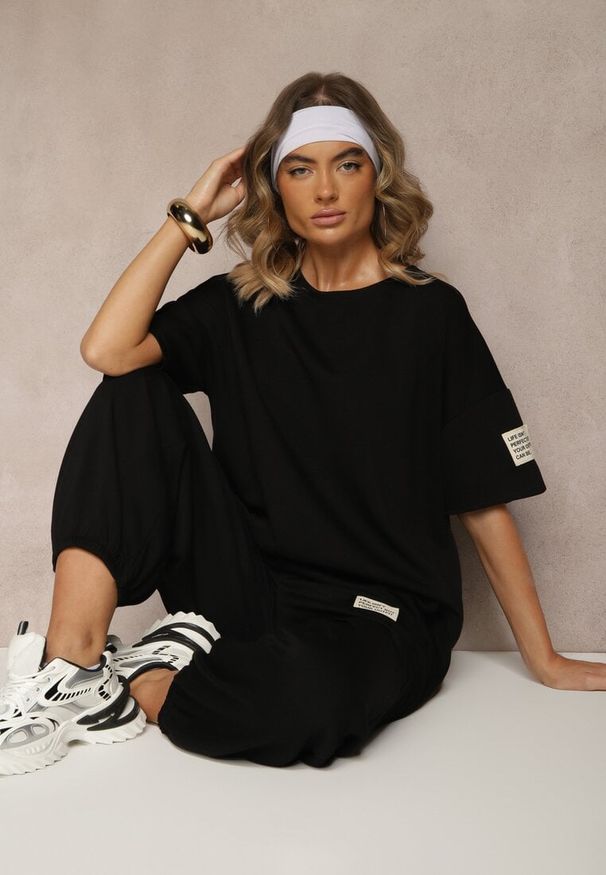 Renee - Czarny Komplet Dresowy z Wiskozą T-shirt i Joggery Zdobione Naszywkami Idareia. Kolor: czarny. Materiał: dresówka, wiskoza. Wzór: aplikacja