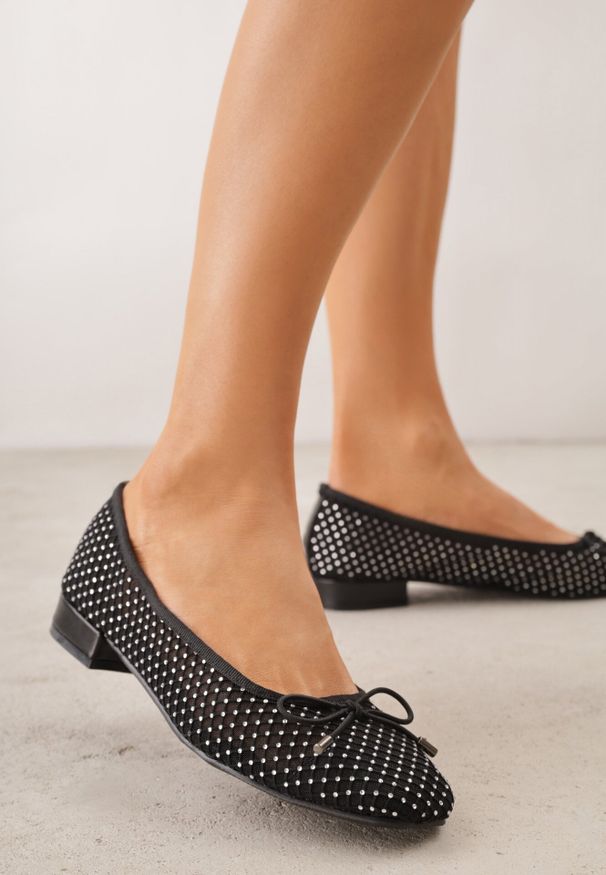 Born2be - Czarne Siateczkowe Balerinki ze Skórzaną Wkładką Cyrkoniami i Kokardą Ravalana. Okazja: do pracy, na co dzień. Kolor: czarny. Materiał: skóra. Wzór: aplikacja. Sezon: wiosna. Styl: elegancki, klasyczny, casual