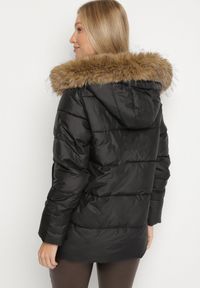 Born2be - Czarna Pikowana Kurtka o Trapezowym Kroju z Kapturem z Futrem Lanarela. Okazja: na co dzień. Typ kołnierza: kaptur. Kolor: czarny. Materiał: futro. Styl: casual, elegancki