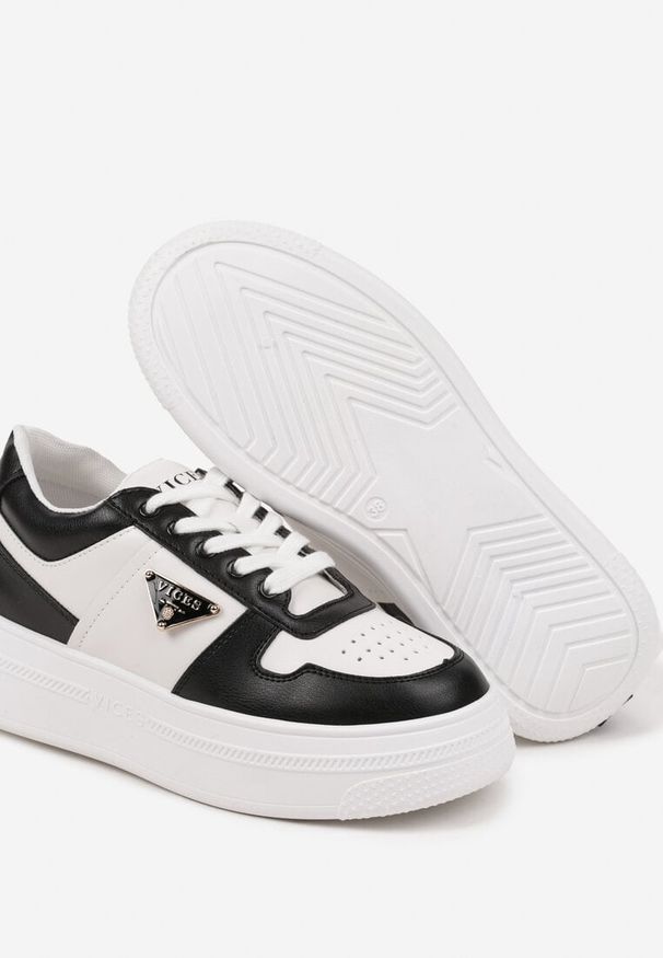 Born2be - Czarno-Białe Sneakersy Vices na Grubej Podeszwie z Geometryczną Ozdobą i Perforacją Karvesa. Okazja: na co dzień. Kolor: czarny. Materiał: jeans. Wzór: aplikacja, geometria