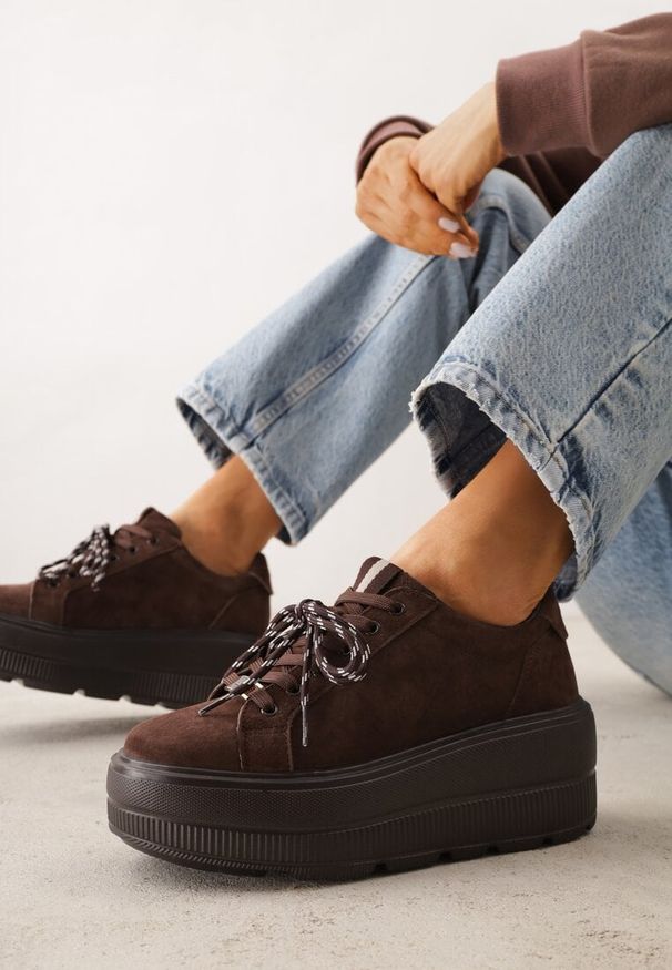 Renee - Brązowe Sneakersy na Platformie z Zamszu Naturalnego ze Sznurówkami w Paski Tarilita. Okazja: na co dzień. Zapięcie: pasek. Kolor: brązowy. Materiał: zamsz. Wzór: paski. Obcas: na platformie