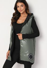 Born2be - Zielona Kamizelka Długa z Kapturem Ozdobiona Naszywką Zapinana na Napy Nevettea. Okazja: na co dzień. Typ kołnierza: kaptur. Kolor: zielony. Długość: długie. Wzór: aplikacja. Styl: casual, elegancki #7