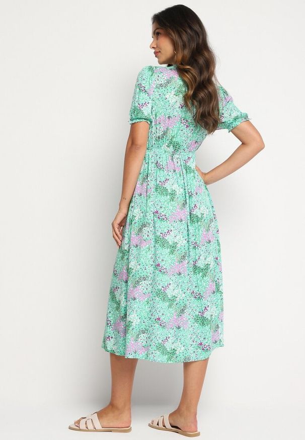 Born2be - Zielona Sukienka Midi z Głębokim Dekoltem i Gumką w Pasie z Wiskozy Arevik. Kolor: zielony. Materiał: wiskoza. Długość: midi