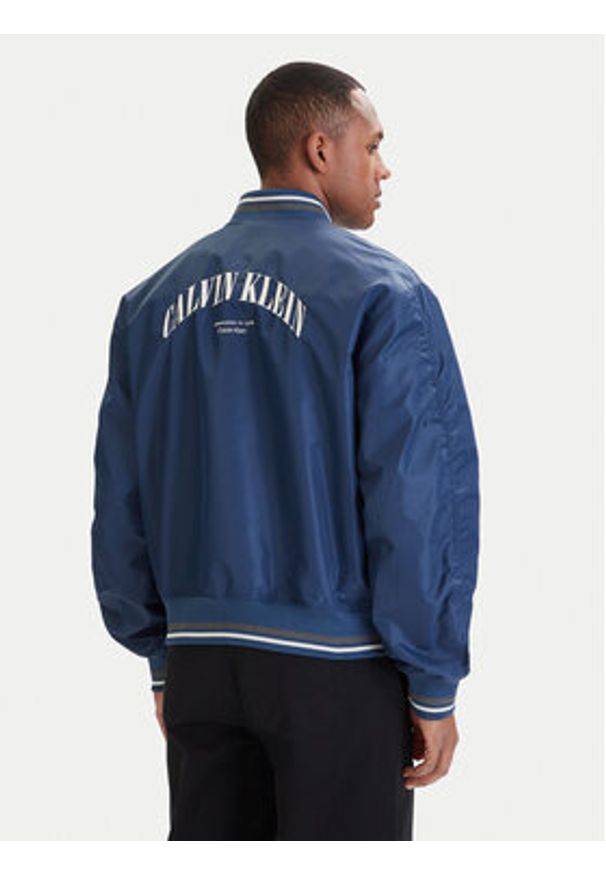 Calvin Klein Jeans Kurtka bomber LV04RF510G Niebieski Regular Fit. Kolor: niebieski. Materiał: syntetyk