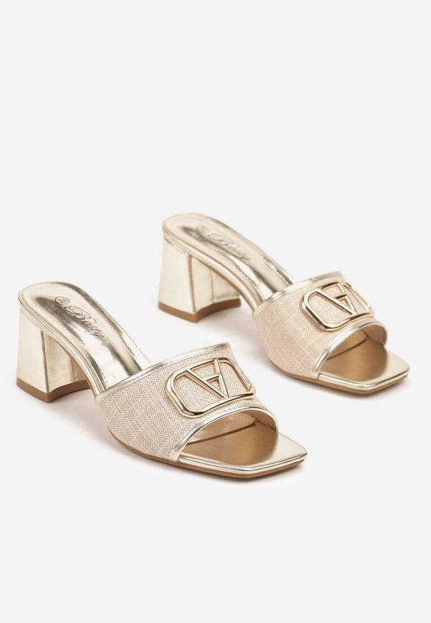 Born2be - Złote Eleganckie Klapki na Słupku Zdobione Metaliczną Aplikacją Tillindira. Nosek buta: otwarty. Kolor: złoty. Materiał: jeans. Wzór: aplikacja. Sezon: lato. Obcas: na słupku. Styl: elegancki
