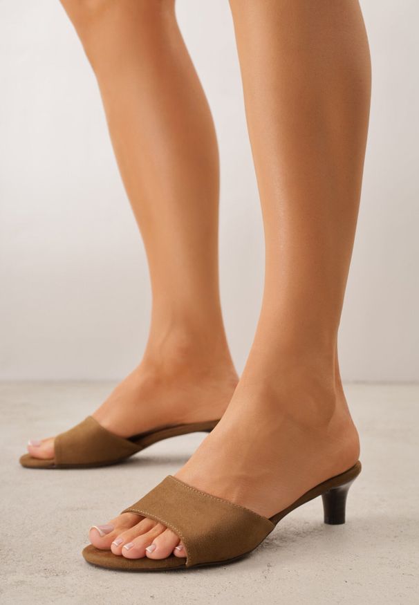 Born2be - Ciemnobeżowe Klapki VICES na Obcasie Kaczuszka ze Wstawką Imitującą Drewno Azada. Okazja: na co dzień, do pracy. Kolor: beżowy. Materiał: jeans, materiał. Obcas: na obcasie. Styl: casual. Wysokość obcasa: średni