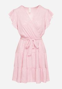 Born2be - Różowa Kopertowa Sukienka Ozdobiona Falbanami i Paskiem Liliessa. Okazja: na co dzień. Typ kołnierza: dekolt w kształcie V. Kolor: różowy. Wzór: aplikacja. Typ sukienki: kopertowe. Styl: casual, elegancki, klasyczny #5