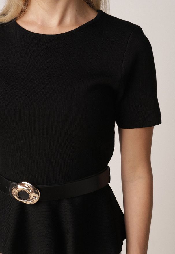 Born2be - Czarna Bluzka Dzianinowa z Baskinką i Paskiem Lyvara. Okazja: na co dzień. Kolor: czarny. Materiał: dzianina. Styl: klasyczny, casual