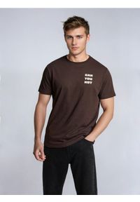 Sinsay - Bawełniana koszulka z napisem - brązowy. Kolor: brązowy. Materiał: bawełna. Wzór: napisy