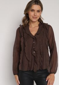 Born2be - Brązowa Bluzka Koszulowa z Dekoltem w Serek Zdobiona Falbankami Nailiphis. Okazja: na co dzień, do pracy, na spotkanie biznesowe. Typ kołnierza: dekolt w serek, kołnierz z falbankami. Kolor: brązowy. Materiał: jeans. Wzór: aplikacja. Styl: biznesowy, klasyczny, casual, elegancki #4