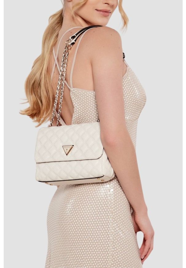 Guess - GUESS Pikowana torebka ecru Giully 2. Kolor: biały. Materiał: pikowane. Styl: elegancki