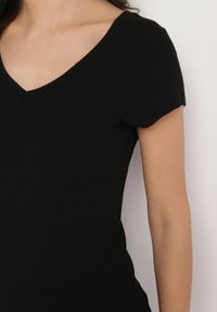 Born2be - Czarny T-shirt z Wiskozą z Prążkowanej Dzianiny Ralendria. Okazja: na co dzień. Typ kołnierza: dekolt w serek. Kolor: czarny. Materiał: dzianina, wiskoza, prążkowany. Wzór: aplikacja, prążki. Styl: klasyczny, casual #6