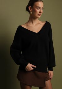 Born2be - Czarny Sweter z Kaszmirem z Dekoltem w Serek Plenae. Okazja: na co dzień. Typ kołnierza: dekolt w serek. Kolor: czarny. Materiał: kaszmir. Styl: klasyczny, casual, elegancki