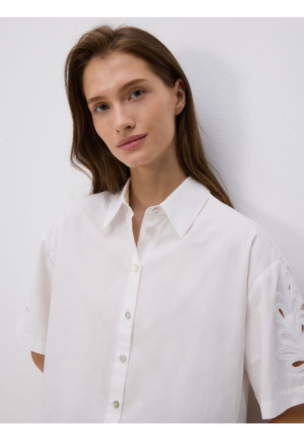 Reserved - Koszula z ażurowymi rękawami - biały. Kolor: biały. Materiał: bawełna. Wzór: ażurowy