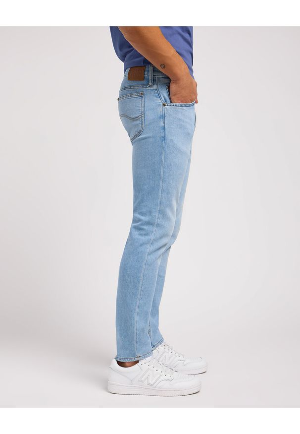 Lee - LEE RIDER MĘSKIE SPODNIE JEANSOWE JEANS DŻINSY RIVER RUN 112349881 L701015509. Okazja: na spacer. Wzór: kolorowy. Sezon: lato. Styl: klasyczny, sportowy