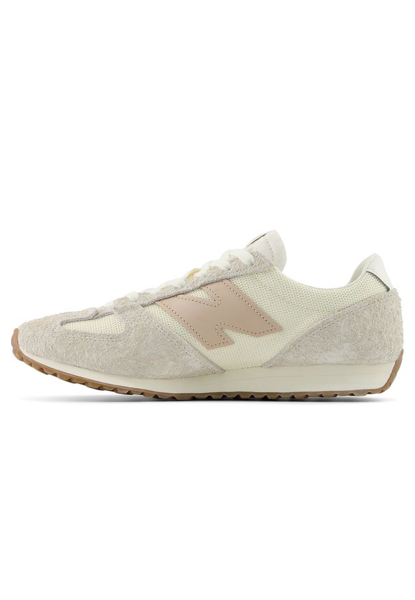 Buty unisex New Balance U471KAA – beżowe. Kolor: beżowy. Materiał: zamsz, syntetyk, materiał. Szerokość cholewki: normalna. Wzór: jodełka. Sezon: lato