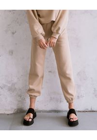 DOLLINA - Beżowe spodnie dresowe z bawełny. Kolor: beżowy. Materiał: dresówka, bawełna. Wzór: haft #4