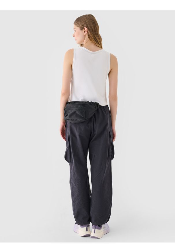 4f - 4F Crop top regular gładki damski - biały XL. Kolor: biały. Materiał: jersey, bawełna, dzianina. Długość rękawa: na ramiączkach. Wzór: gładki. Sezon: lato