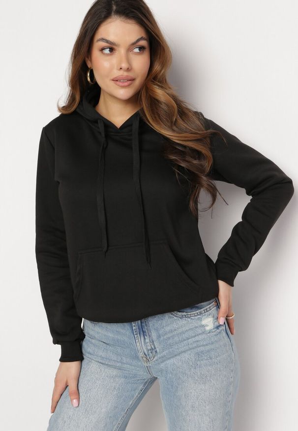 Born2be - Czarna Bluza z Kapturem Kasseia. Typ kołnierza: kaptur. Kolor: czarny. Materiał: polar, dzianina. Styl: klasyczny