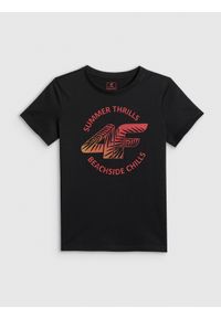 4f - 4F T-shirt loose z nadrukiem chłopięcy - czarny 122 (6-7 lat). Okazja: na co dzień, na uczelnię. Kolor: czarny. Materiał: dzianina, materiał, dresówka, bawełna, skóra. Wzór: nadruk. Sezon: lato. Styl: casual #1
