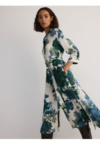 Reserved - Koszulowa sukienka midi - wielobarwny. Materiał: tkanina. Typ sukienki: koszulowe. Długość: midi #1